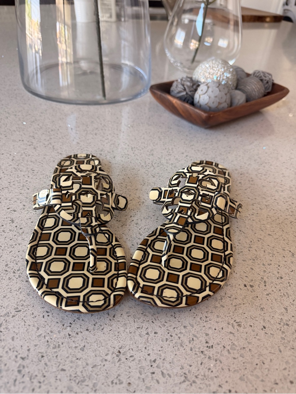 Tory Burch Geometric Print Thong Sandals in Cream, Black & Brown - Picture 3 of 5